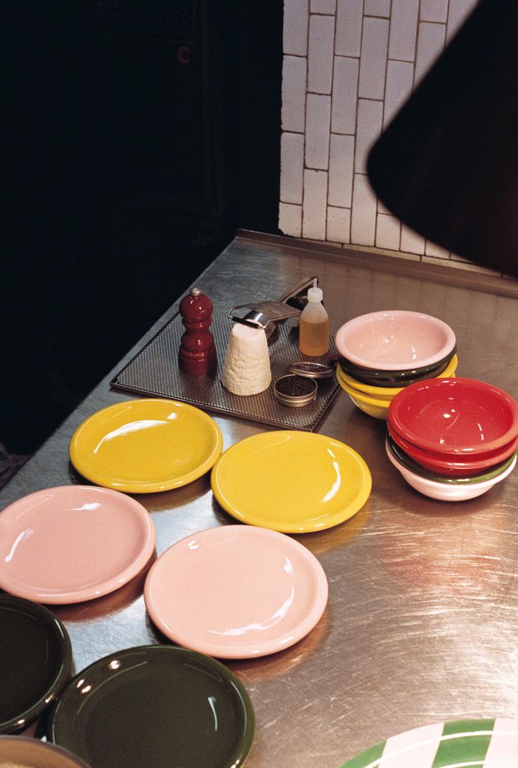 Table setting with ceramic pieces